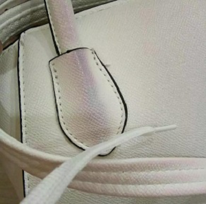 ¿La bolsa amada está “desfigurada”? ¡Podría ser una cuestión de solidez del color al crocking!